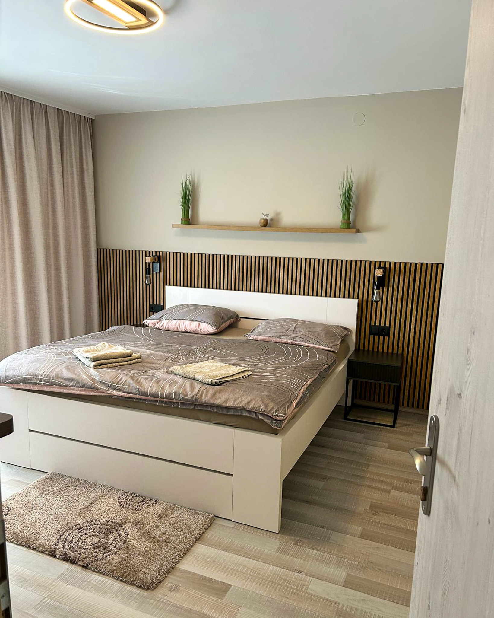 tatova apartments rook 2 view on bed